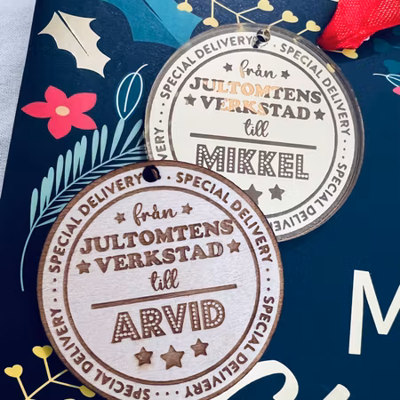 Från jultomtens verkstad till (eget namn) - Medalj/julklappsetikett