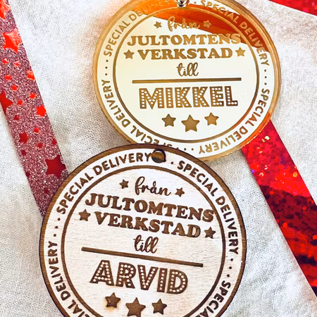 Från jultomtens verkstad till (eget namn) - Medalj/julklappsetikett