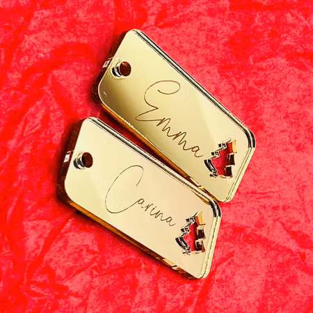 Tag/bricka med namn - Guldakryl