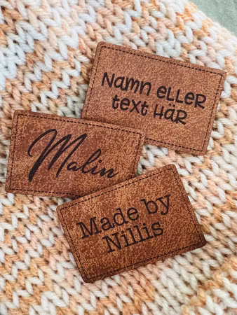 Stor konstläderlapp, brun, med streckad kant - egen text/namn