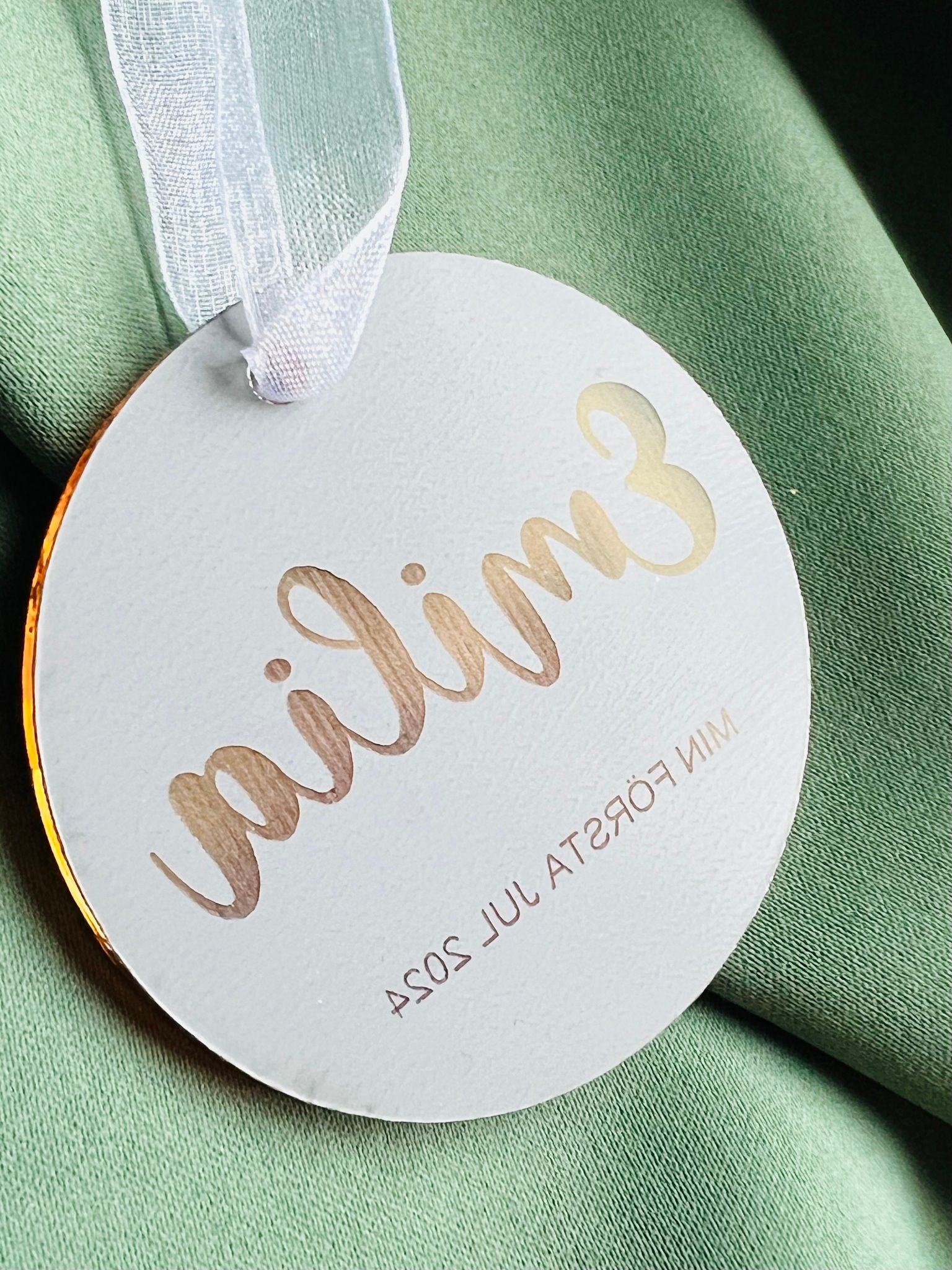 Julprydnad med namn - Guldakryl (Lägg till ”Min första jul”)