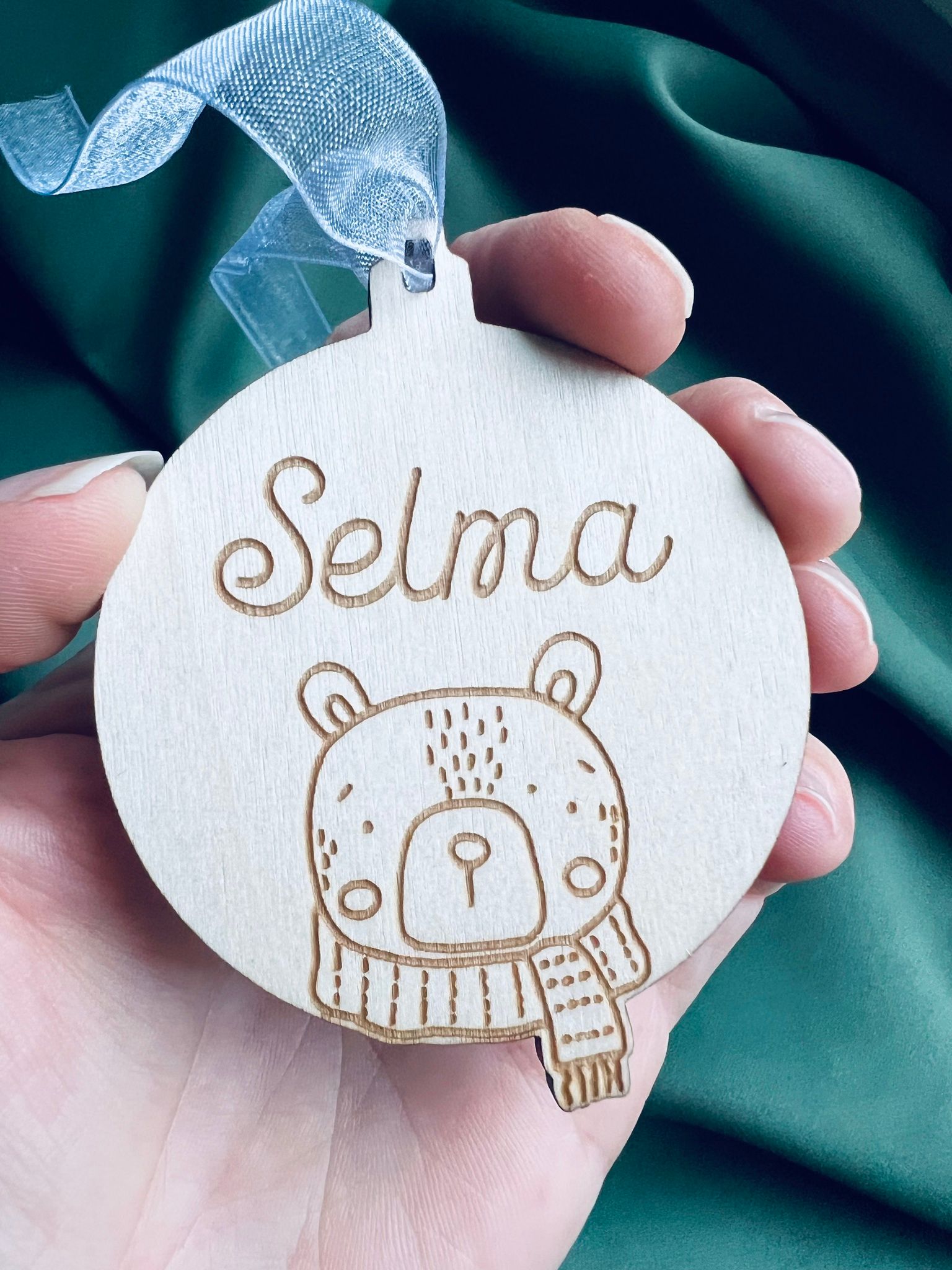Cosy Bear, prydnad med namn - Trä