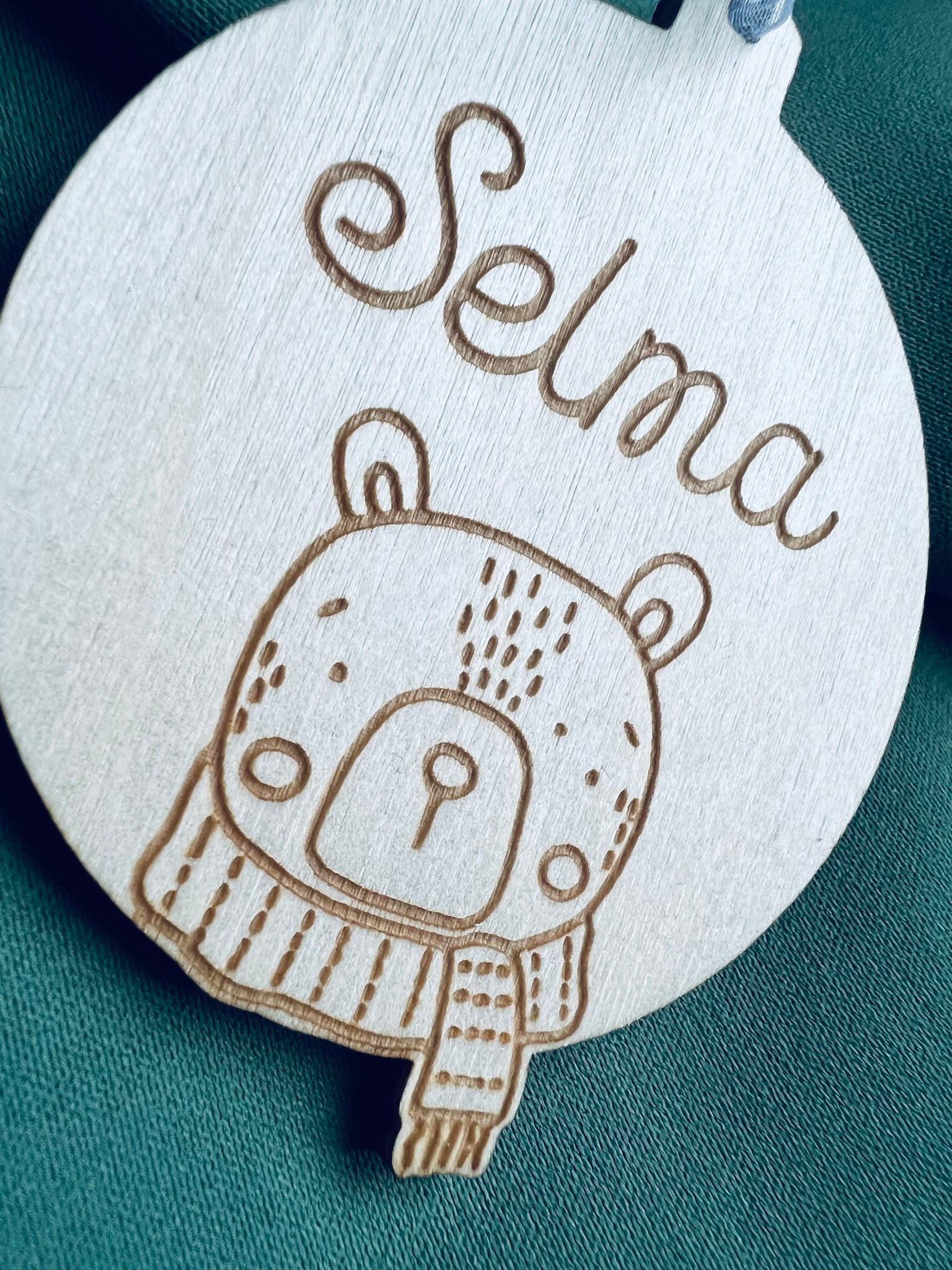 Cosy Bear, prydnad med namn - Trä