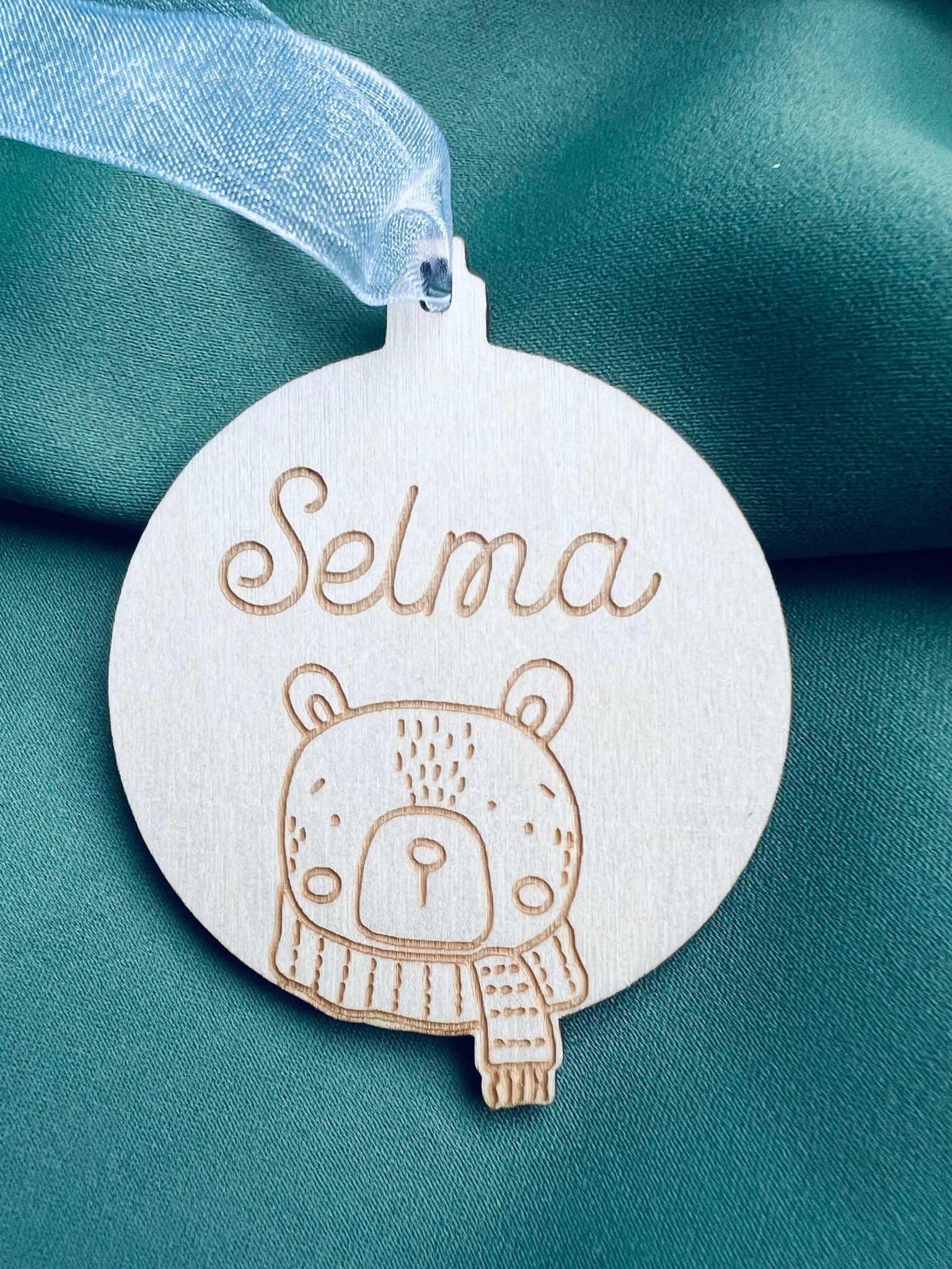 Cosy Bear, prydnad med namn - Trä