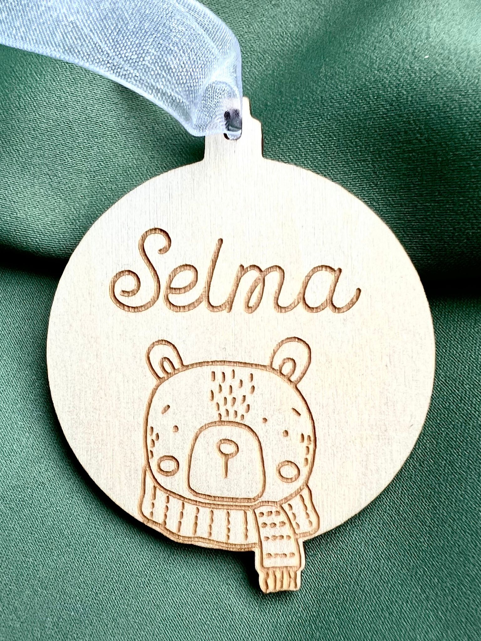 Cosy Bear, prydnad med namn - Trä