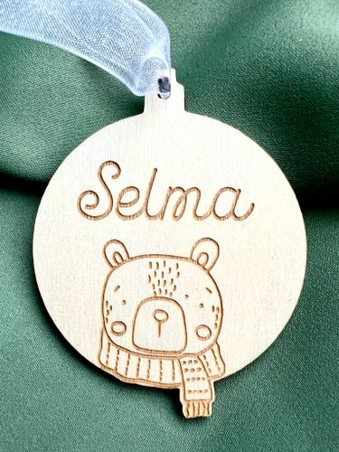 Cosy Bear, prydnad med namn - Trä