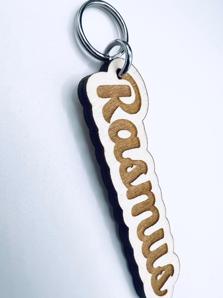 Nyckelring i trä med namn