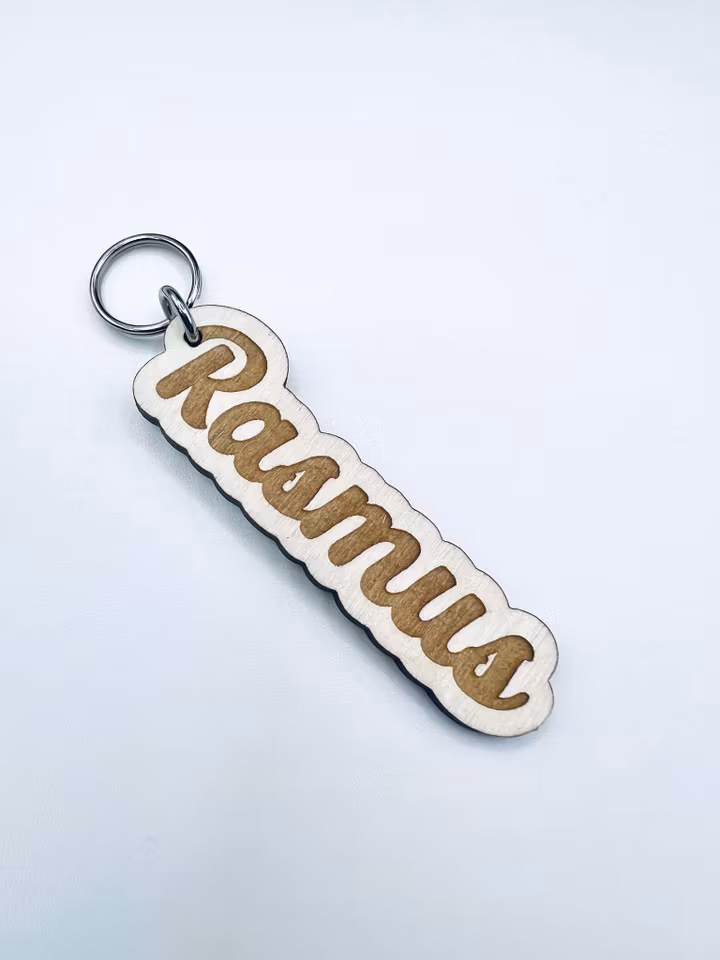 Nyckelring i trä med namn