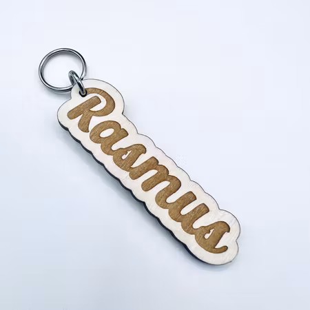 Nyckelring i trä med namn