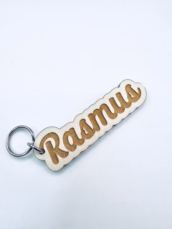 Nyckelring i trä med namn