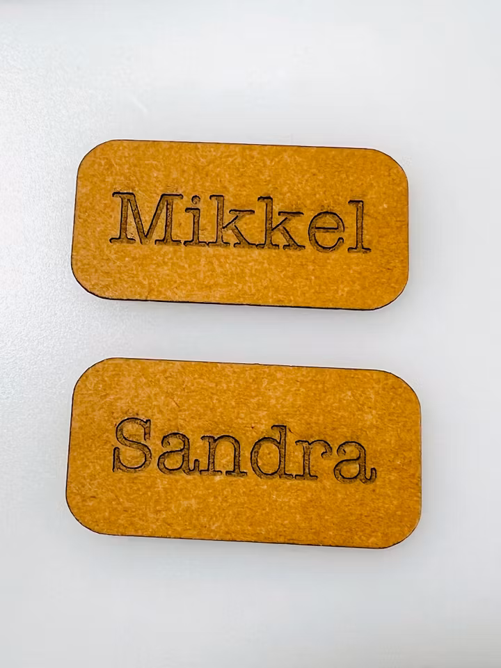 Etikett i konstläder - eget namn