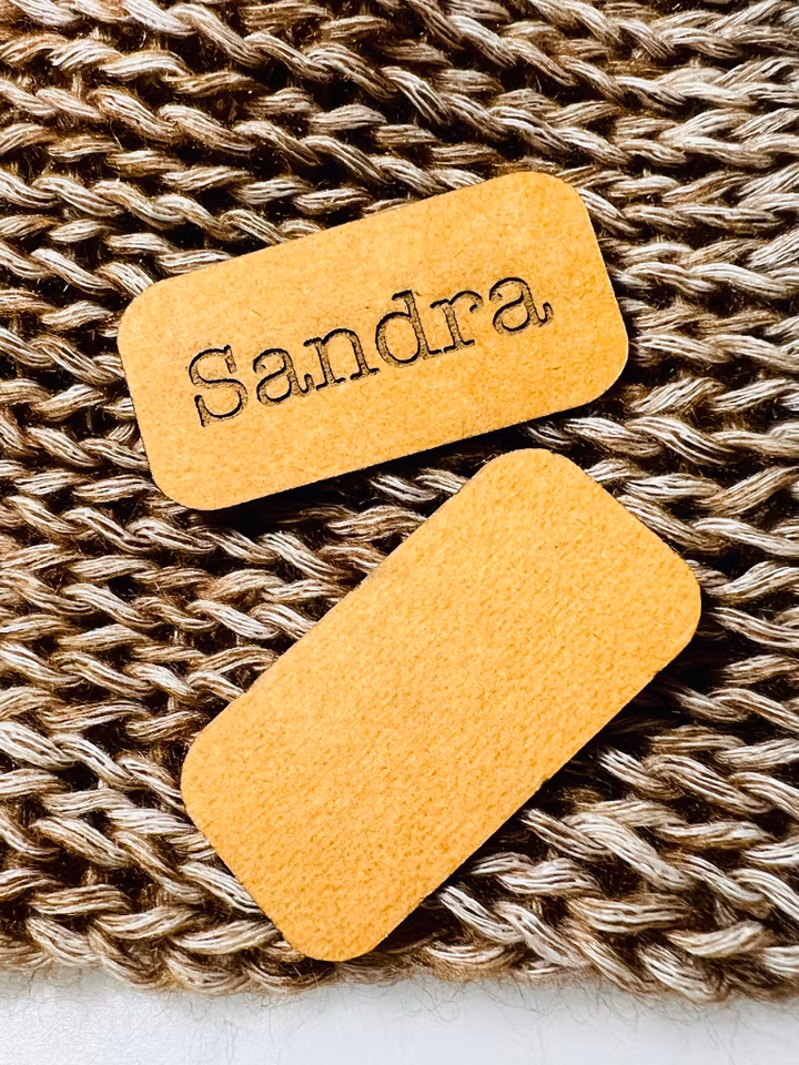 Etikett i konstläder - eget namn