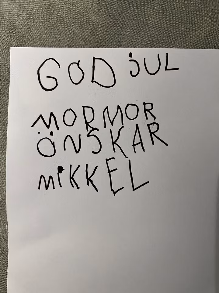 Julkula i trä med egen handstil eller teckning