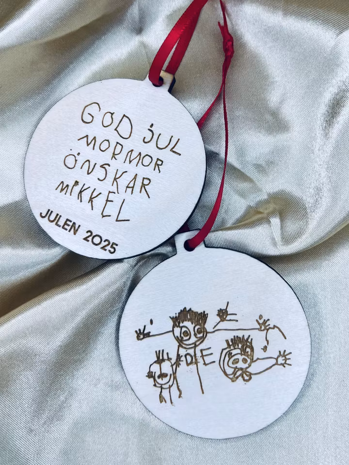 Julkula i trä med egen handstil eller teckning