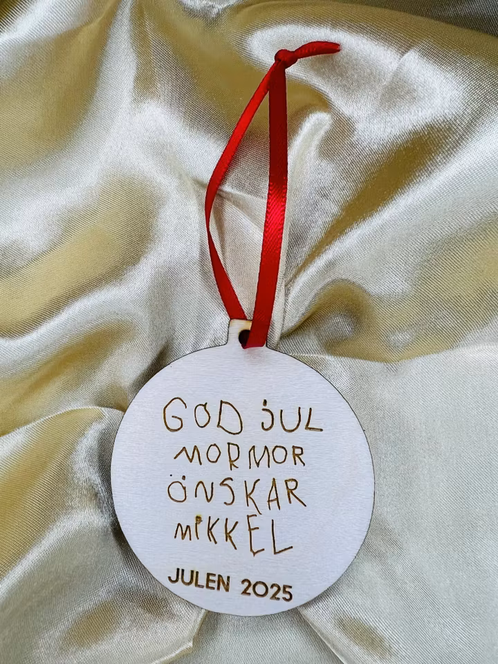 Julkula i trä med egen handstil eller teckning