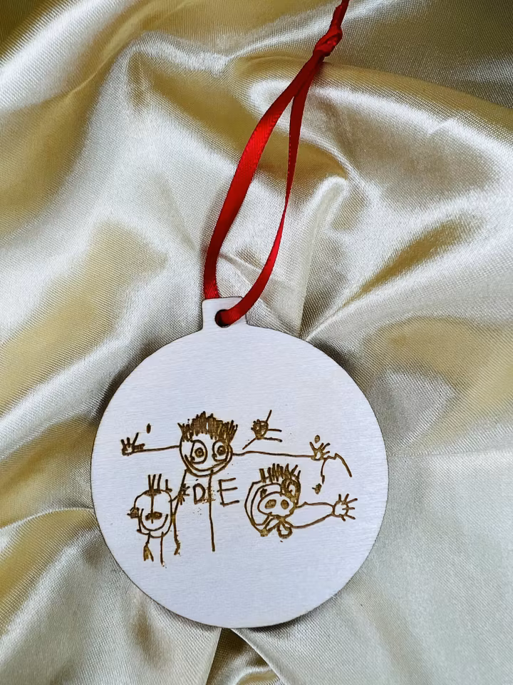 Julkula i trä med egen handstil eller teckning