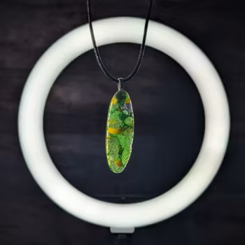 Skogsskimmer – Hållbart Halsband i Återvunnet Kristallglas