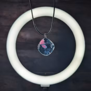 Galaxdroppe – Hållbart Halsband i Återvunnet Kristallglas