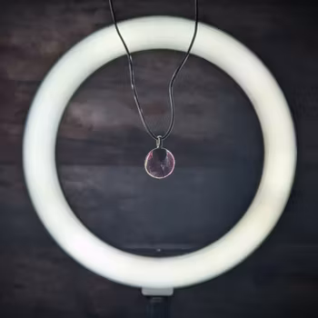 Vinröd Elegans – Hållbart Halsband i Återvunnet Kristallglas