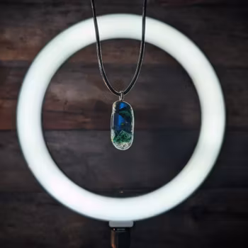 Sjöskimmer – Hållbart Halsband i Återvunnet Kristallglas