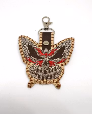 Broderad nyckelring - Skullifly