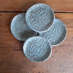 Litet fat med dalahästar