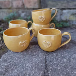 Honungsgul rund kopp med bi