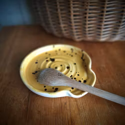 Honungsgul med svart stänk