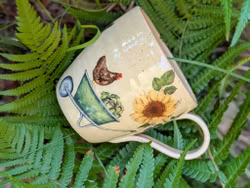Stor kaffekopp med vattenkanna