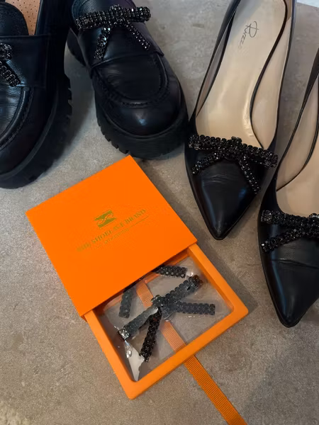 Skoberlock svart kristall