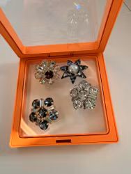 Elastic fit shoe charm, skosmycke, vinröd sten