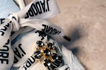 Elastic fit shoe charm, skosmycke, svart/guld