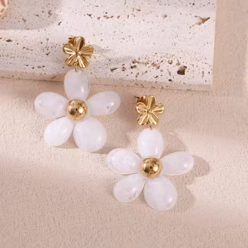 Elsa blomörhängen vit