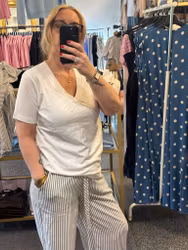 FQSABINA-V-SS-TWIST, v-ringad t-shirt med detalj, vit