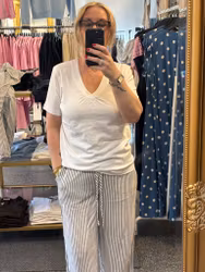 FQSABINA-V-SS-TWIST, v-ringad t-shirt med detalj, vit
