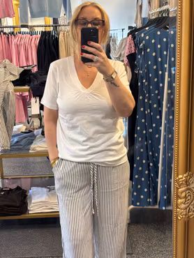 FQSABINA-V-SS-TWIST, v-ringad t-shirt med detalj, vit