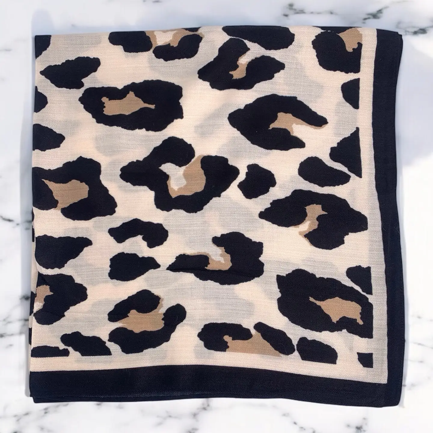 Leopardmönstrad fyrkantig scarf