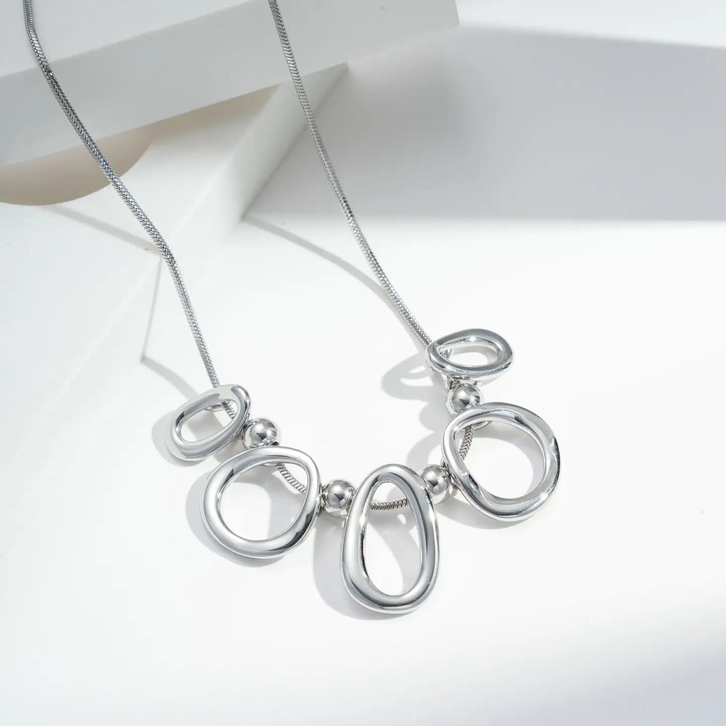 Vera halsband med sfäriska ringar, silver