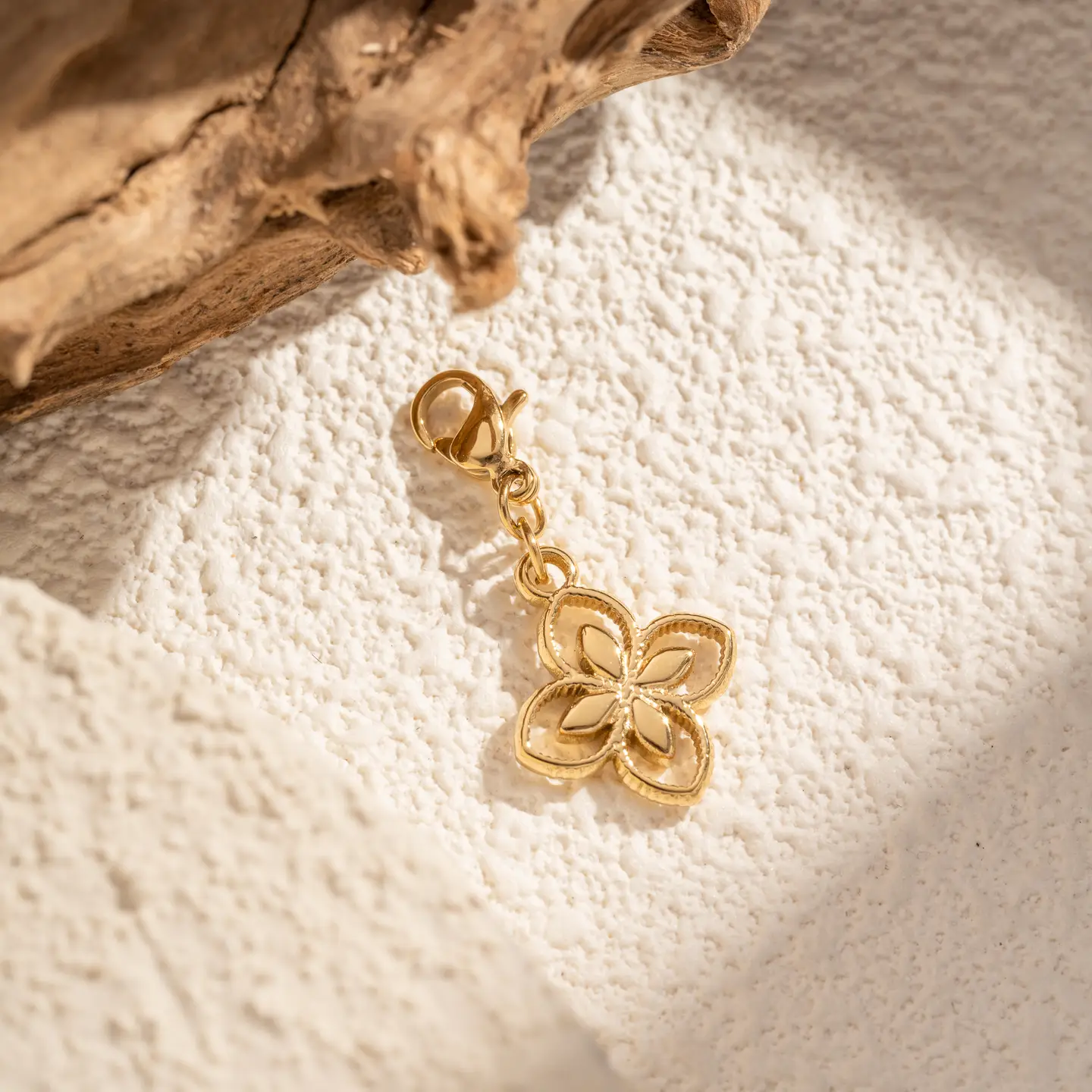 Majken berlock, klöverblomma i guld