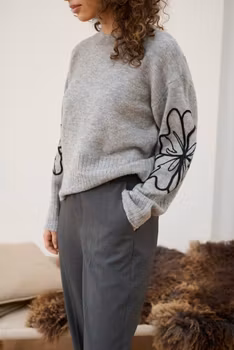 KAerin Embroidery Pullover, stickad tröja med blomdetalj