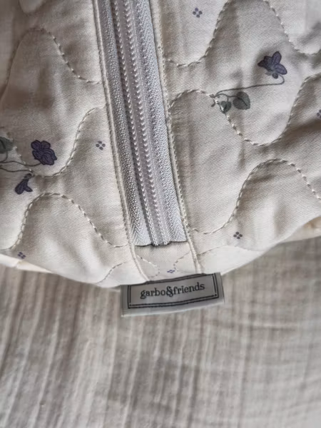 Garbo&Friends - Presentkit Satin Quilted Toiletry Bag Small & Muslin Blanket 2pcs - Viola