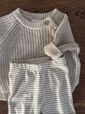 Matchat Set - Lil'Atelier LS Loose Knit Mini Oxford Tan Melange & Serendipity Organics Byxa Stripe Oat/Offwhite