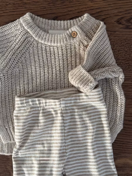 Matchat Set - Lil'Atelier LS Loose Knit Mini Oxford Tan Melange & Serendipity Organics Byxa Stripe Oat/Offwhite