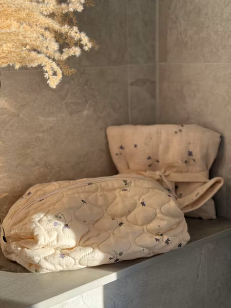 Garbo&Friends - Presentkit Satin Quilted Toiletry Bag Small & Muslin Blanket 2pcs - Viola