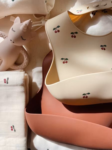 Konges Sløjd - 2 Pack Silicone Bib - Cherry/Mocka