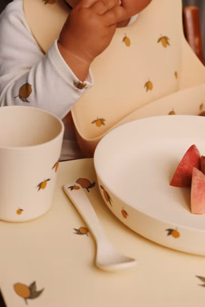 Konges Sløjd - Presentkit Dinner Set & 2 pack Silicone Bib - Lemon