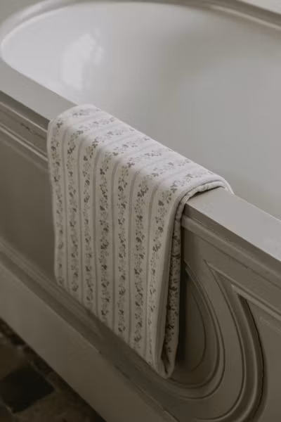 Garbo&Friends - Terry Bath Towel - Strawberry Garland