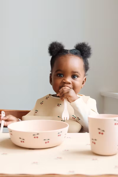 Konges Sløjd - Presentkit Dinner Set & 2 pack Silicone Bib - Cherry