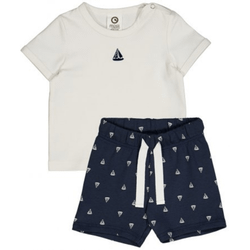 T-shirt och shorts segelbåt