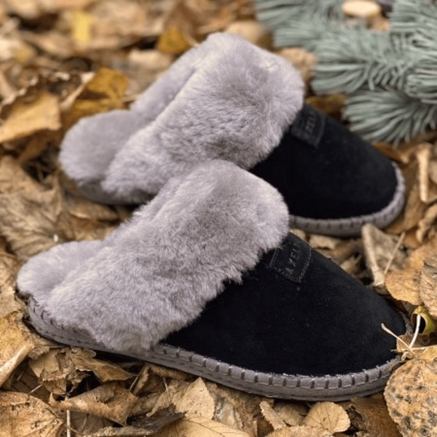 Fårskinnstofflor med gummisula och liten kil